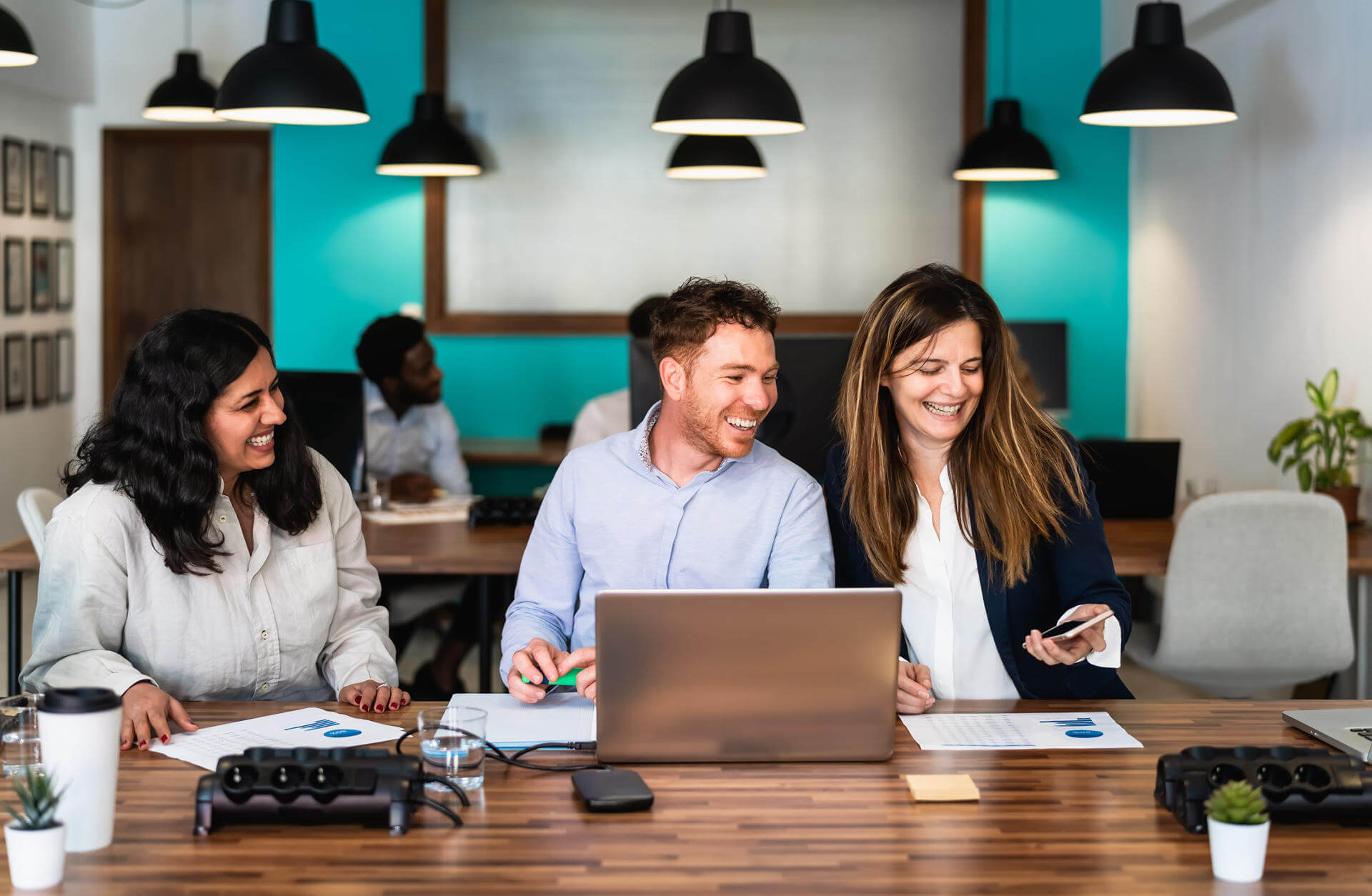 Menschen arbeiten gemeinsam in einem modernen Büro